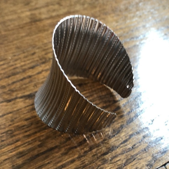 Medium Silver Vertical Stripe Edge Cuff Bracrlet - Picture 3 of 5
